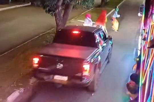 Truck driver almost runs over Carreta da Joy dancers in Guaray;  Watch the video